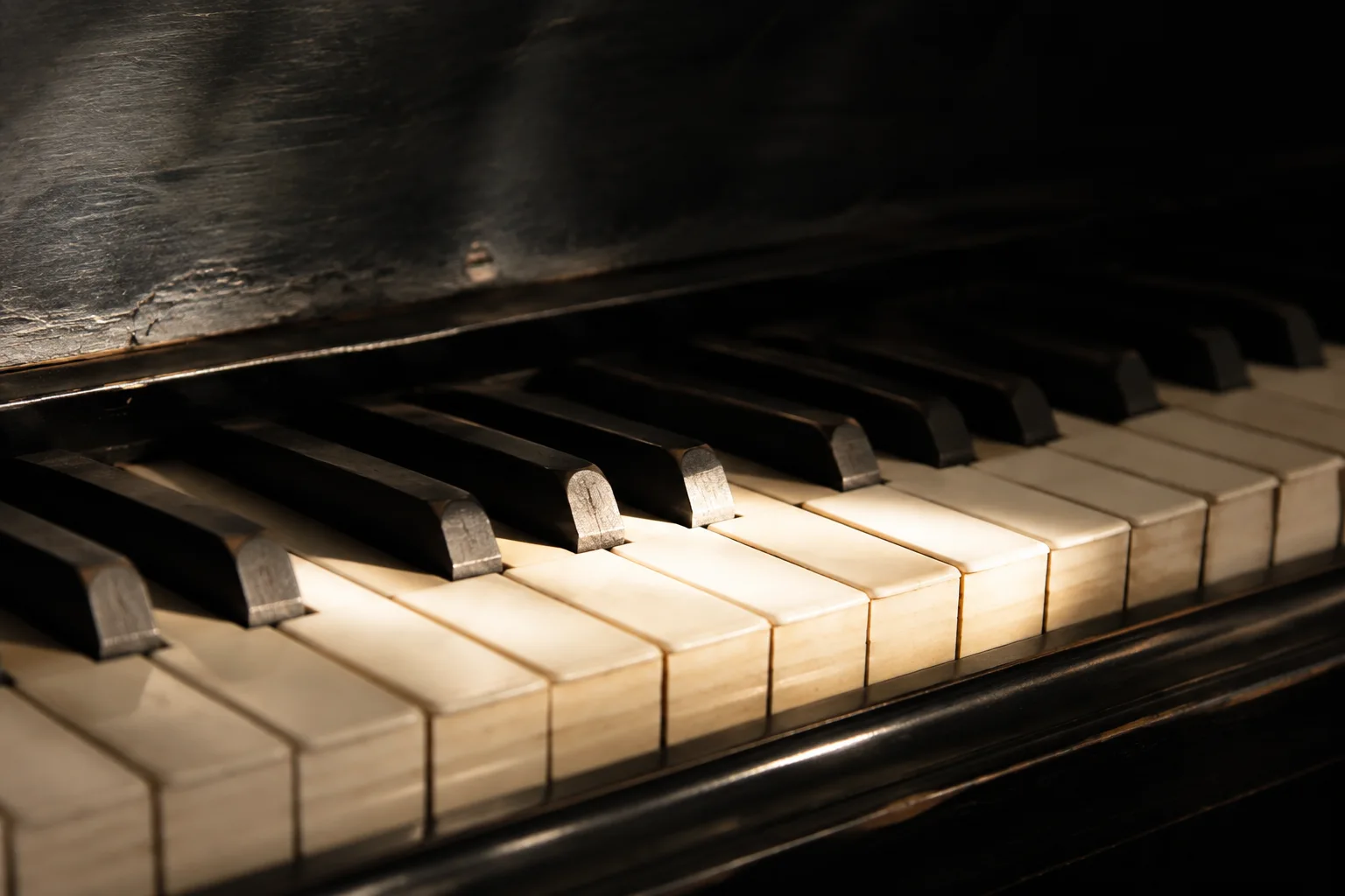 Illustrazione AI: un dettaglio di tasti di pianoforte in luce calda