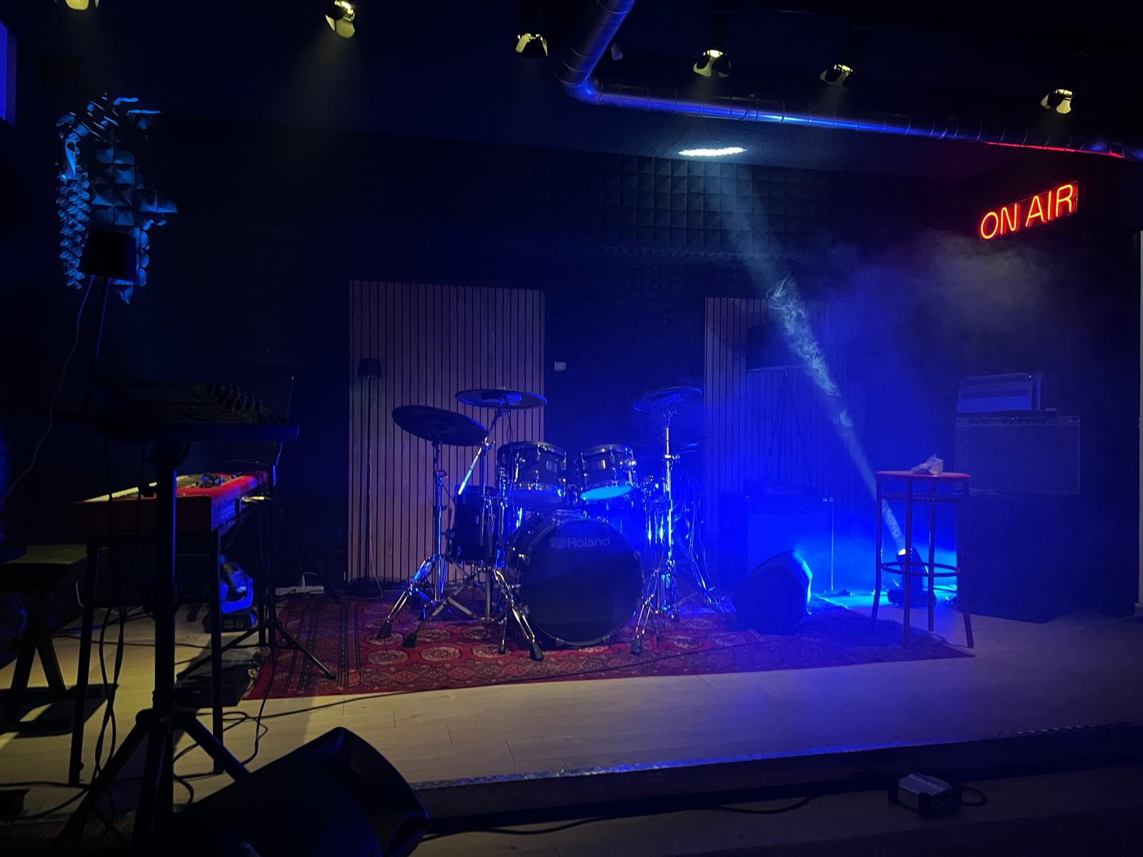 Lo Studio Gallass con luci blu e insegna ON AIR