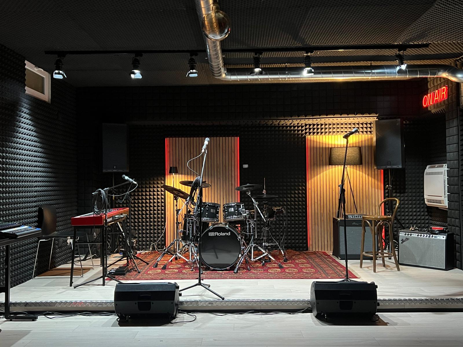 Il palco, la batteria e gli strumenti di Gallass Studio