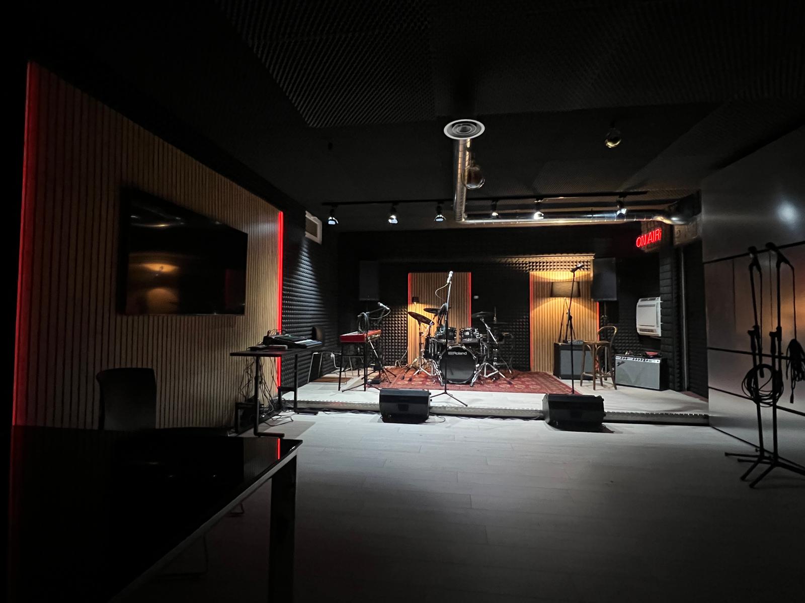 La sala e il palco del Gallass